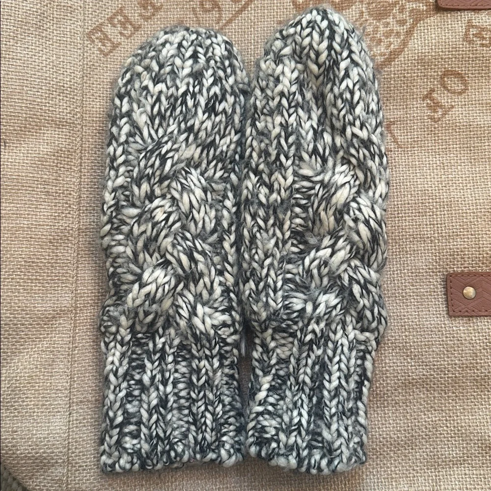 Chunky Knit Fleece Lined Cream & Black Mittens EUC